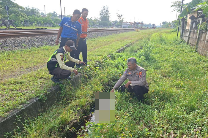 MENUJUKKAN: Petugas gabungan saat menunjukkan lokasi ditemukannya korban.
