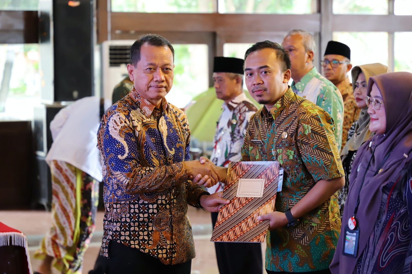 SERAHKAN SK: Bupati Kudus Sam