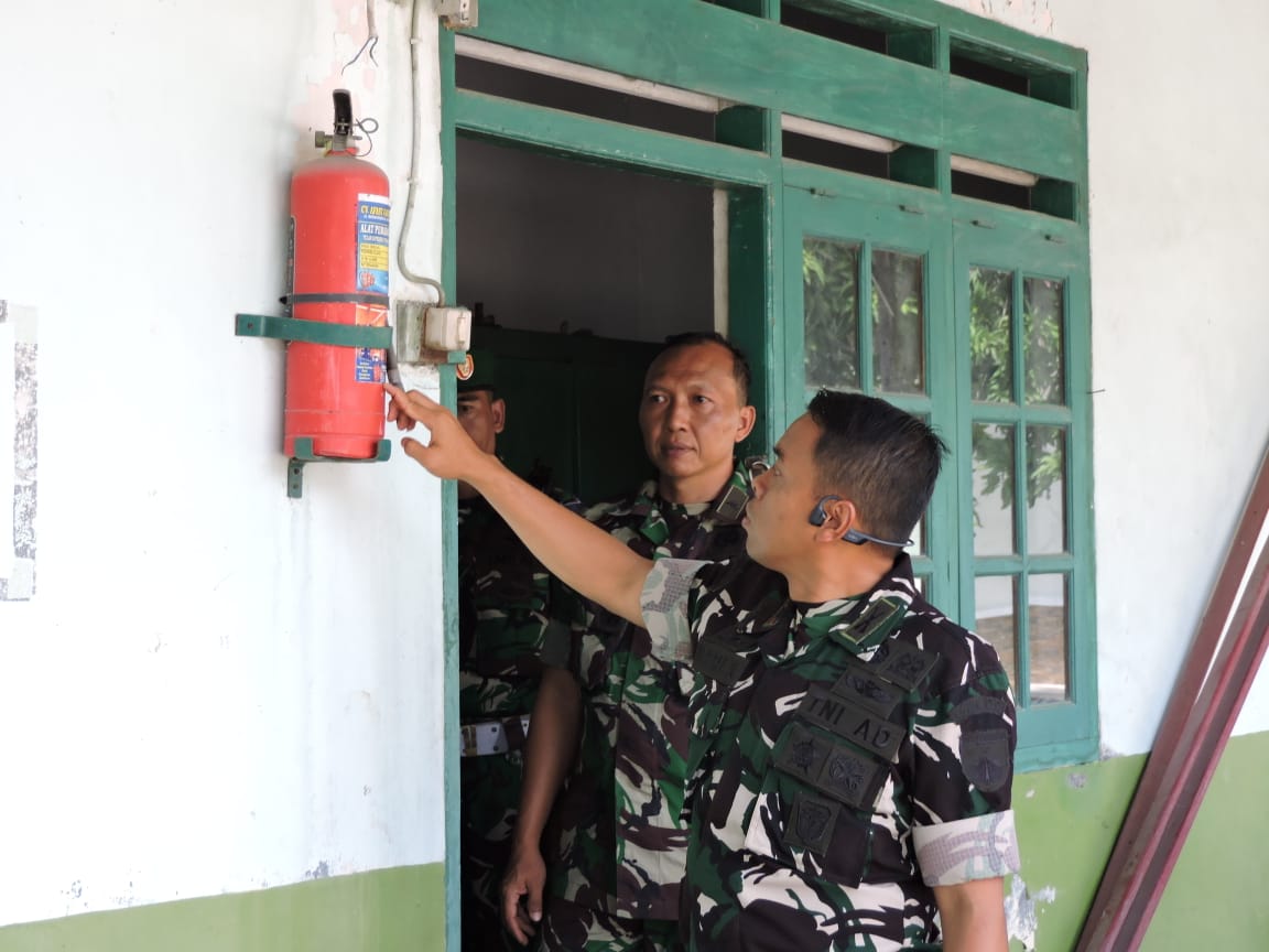 MENGECEK: Dandim 0717/Grobogan saat mengecek sejumlah fasilitas di makodim.
