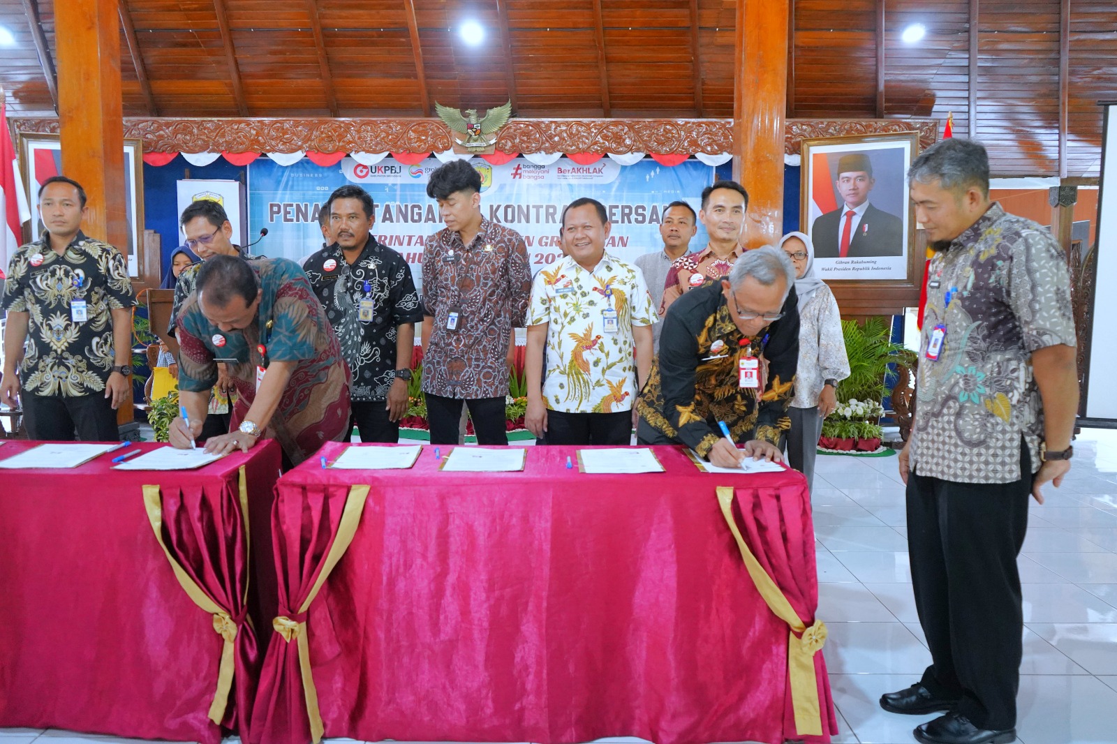 GASPOL PEMBANGUNAN: Pemkab Grobogan menandatangani kontrak dini 33 paket pekerjaan APBD 2026 di Pendapa Grobogan.