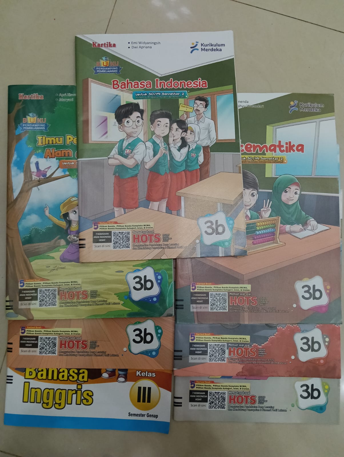 SAMPEL: Sampel buku LKS yang beredar di SD di Kabupaten Rembang.