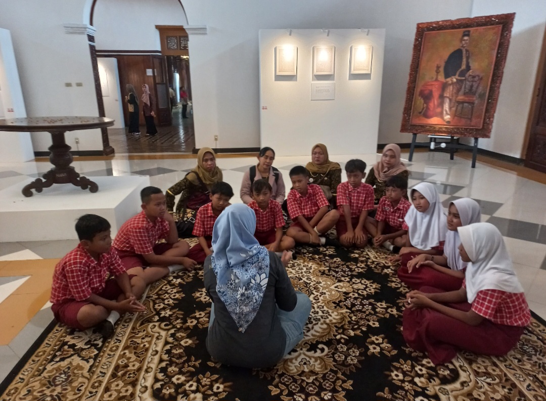 ANTUSIAS: Para pengunjung tengah mendapatkan penjelasan dari Kurator dari Komunitas Rumah Kartini.