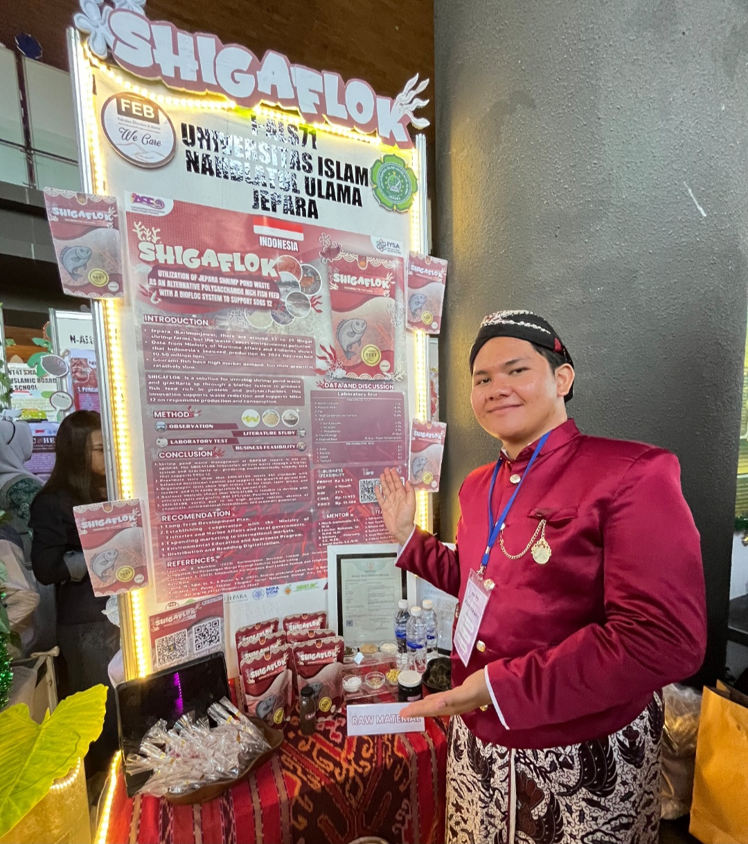 KREATIF: Ardiyansyah tunjukkan produk hasil karyanya bersama dengan tim Unisnu Jepara.
