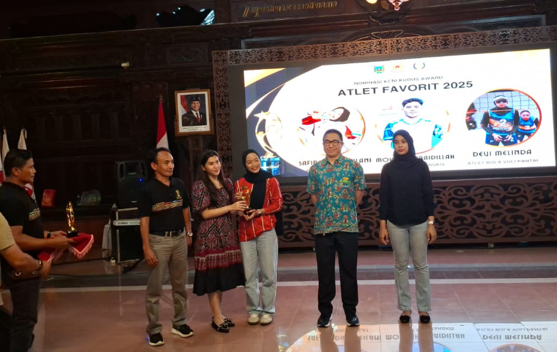 BANGGA: Wakil Bupati Kudus, Bellinda Putri Sabrina Birton memberikan penghargaan atas prestasi atlet di Kudus, Selasa (30/12). (ANDIKA TRISNA SAPUTRA/RADAR KUDUS)