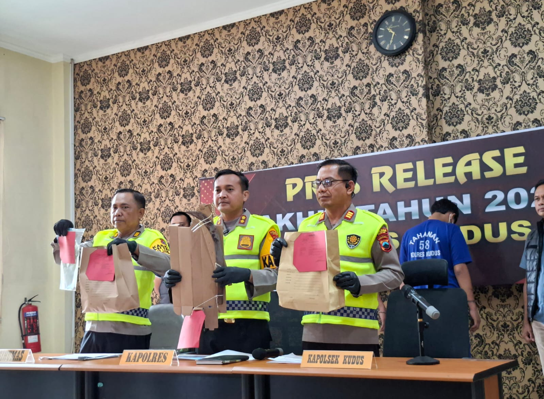 TUNJUKKAN: Kapolres Kudus AKBP Heru Dwi Purnomo memperlihatkan barang bukti pembacokan yang berhasil diamankan, Selasa (30/12). (ANDIKA TRISNA SAPUTRA/RADAR KUDUS)