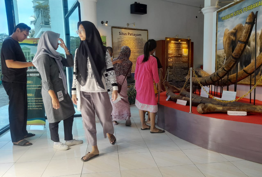KUNJUNGAN: Rombongan keluarga menikmati musim liburan Nataru dengan mengunjungi Museum Purbakala Patiayam, belum lama ini. (MUSEUM PURBAKALA PATIAYAM UNTUK RADAR KUDUS)
