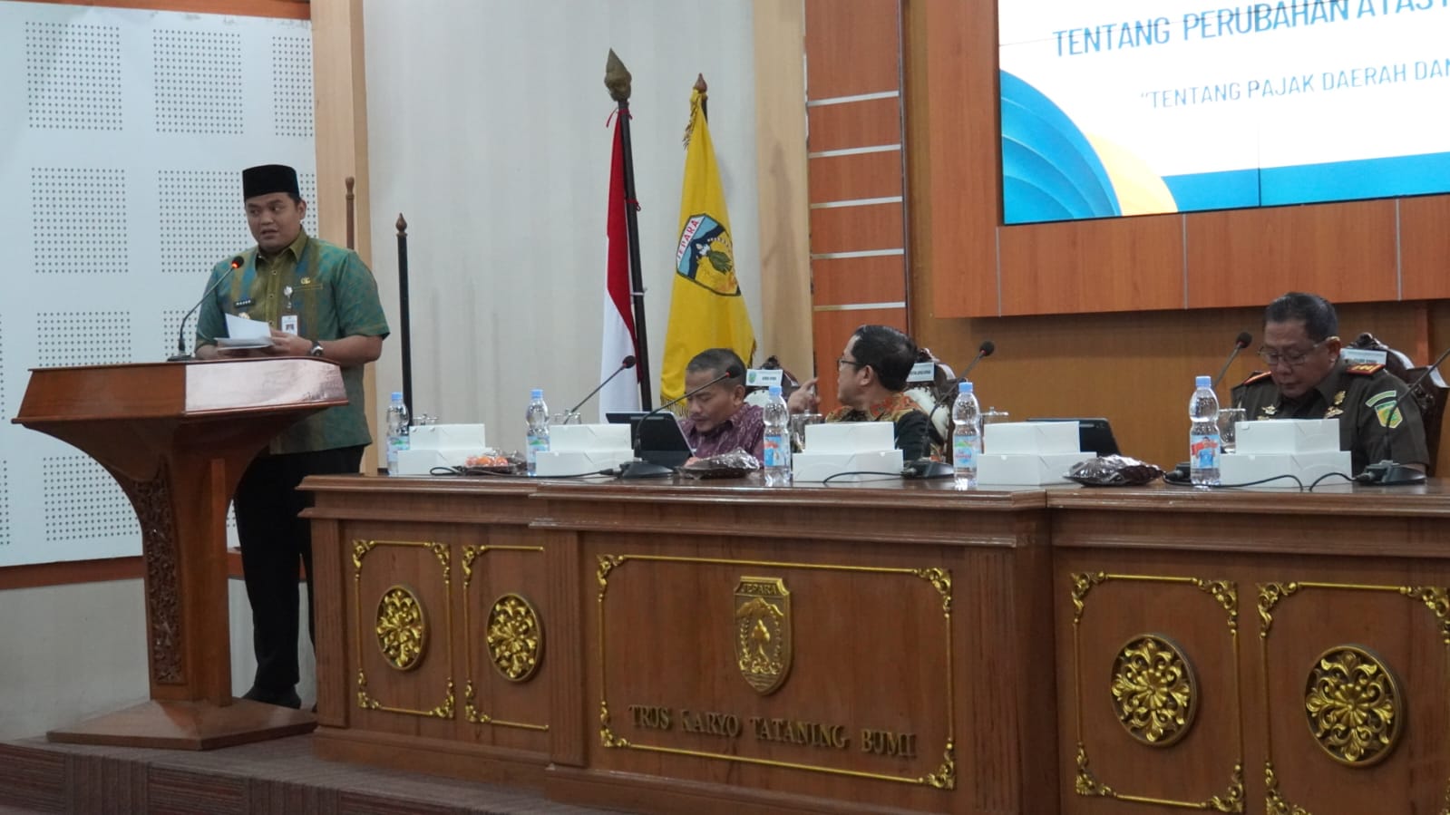 RAKOR: Wabup Jepara Gus Hajar Menyampaikan pandangan pada Diskusi Panel Sosialisasi Peraturan Daerah (Perda) Nomor 8 Tahun 2025 tentang Pajak Daerah dan Retribusi Daerah.