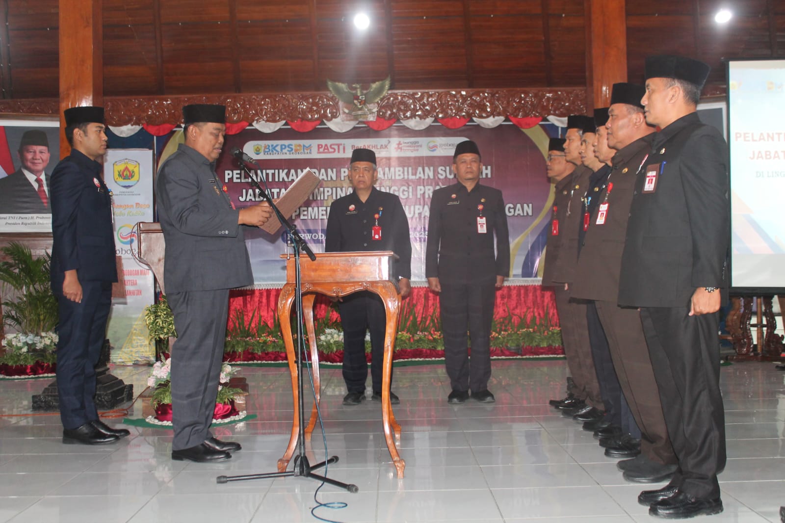 DILANTIK: Bupati Grobogan Setyo Hadi saat melantik lima kepala OPD dan mengukuhkan kembali satu kepala OPD di Pendapa Grobogan.