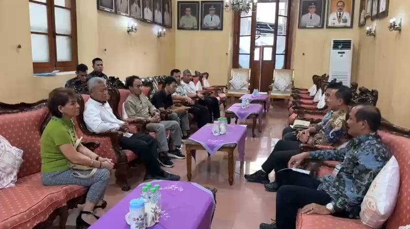 MAAF: KONI Kudus menghadap Bupati Kudus untuk menyampaikan permintaan maaf atas penampilan dancesport, kemarin. (DINAS KOMINFO UNTUK RADAR KUDUS)