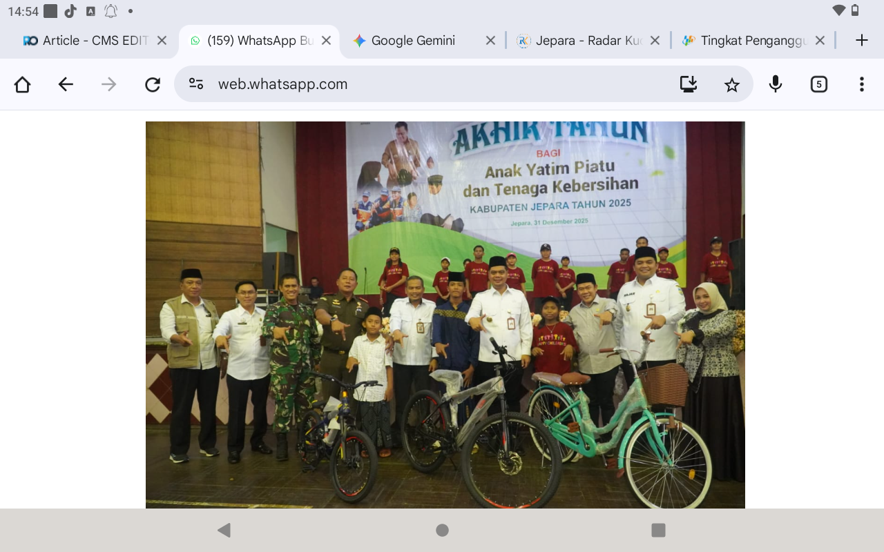PEDULI: Pemberian santunan kepada anak yatim dan tenaga kebersihan di Jepara.