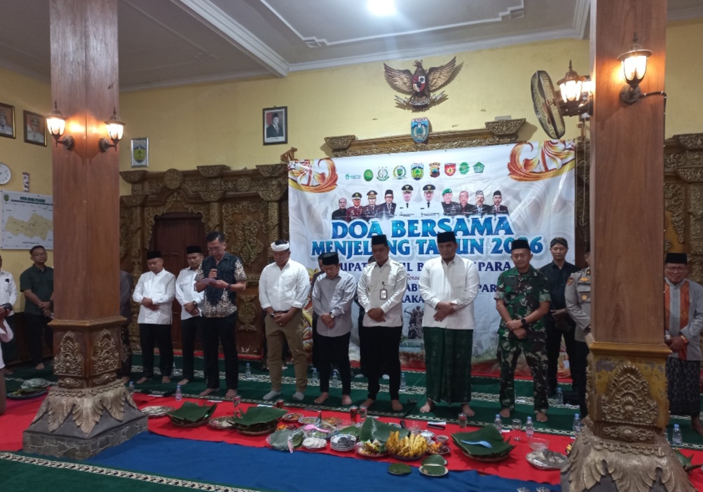 KHIDMAT: Prosesi doa bersama yang berlangsung di Balai Desa Plajan Kecamatan Pakis Aji pada Rabu (31/12).
