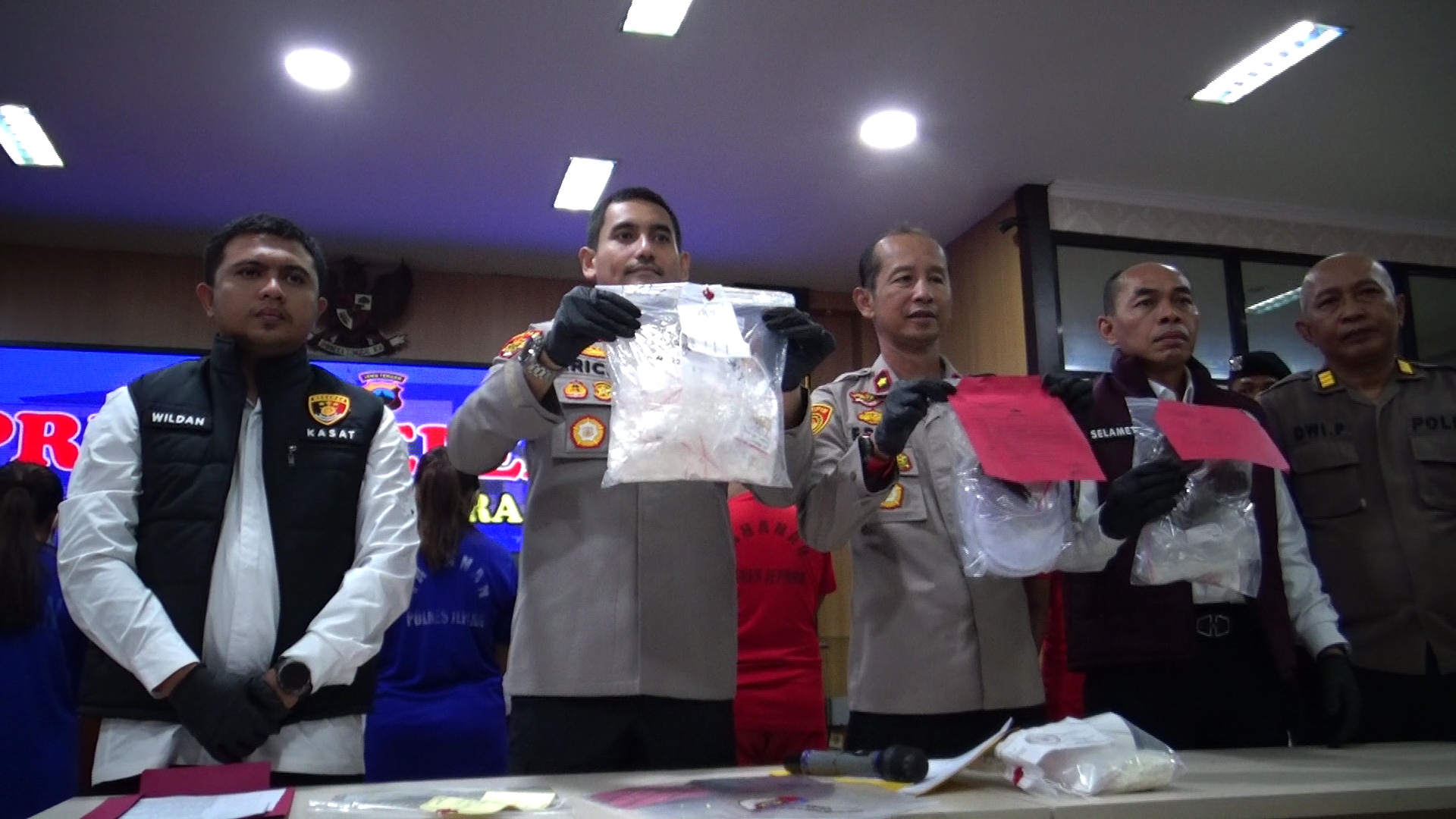 MENANJAK: Barang bukti sabu dalam kasus narkoba diperlihatkan saat konferensi pers pada Rabu (31/12).