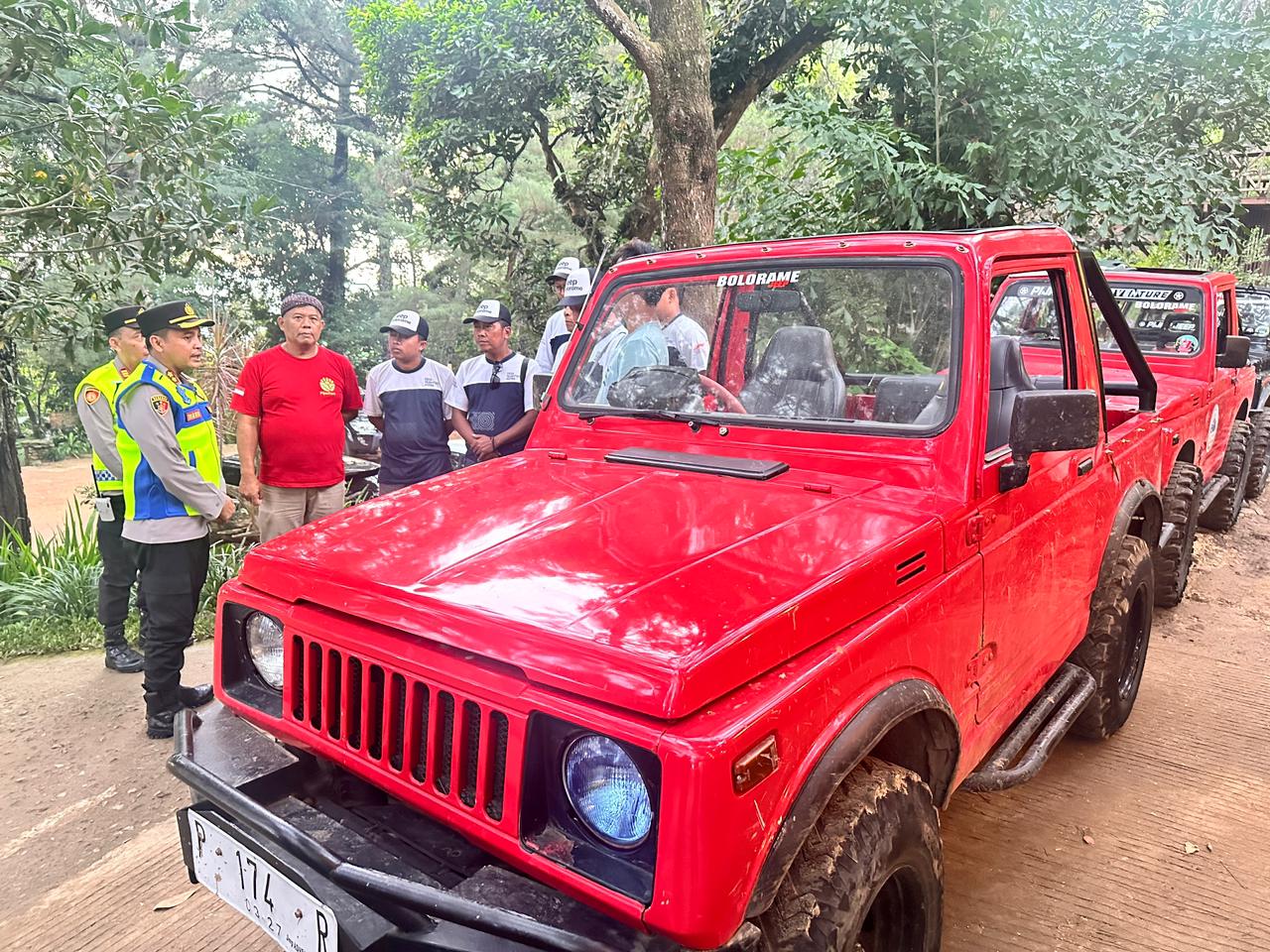 DIPANTAU: Kapolres Kudus AKBP Heru Dwi Purnomo memberikan imbauan kepada pelaku jeep wisata di Pijar Park.
