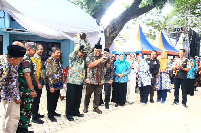 LEMPAR KENDI: Bupati Rembang Harno bersama jajaranya meresmikan Pasar Hewan Pamotan kemari