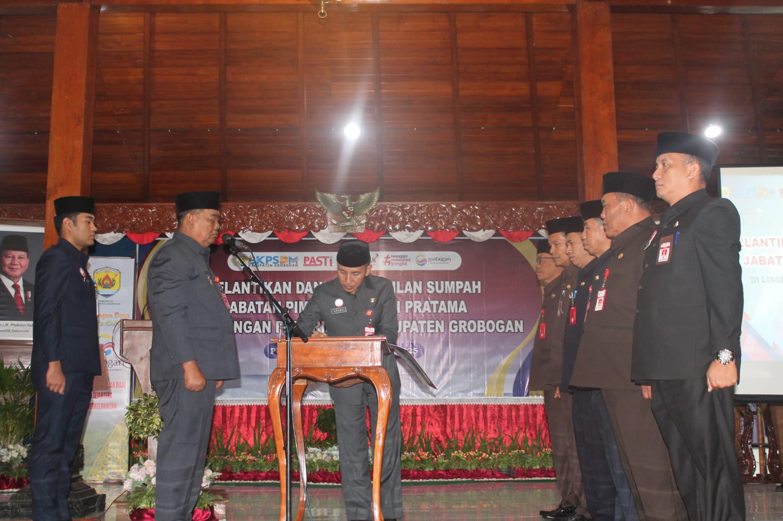 DILANTIK: Bupati Grobogan Setyo Hadi saat melantik lima kepala OPD dan mengukuhkan kembali satu kepala OPD di Pendapa Grobogan.