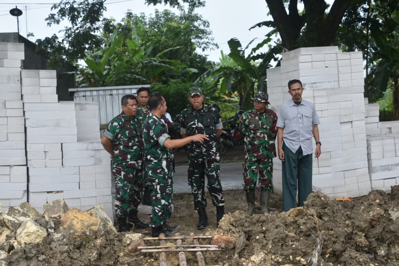 MENINJAU: Dandim 0717/Grobogan saat meninjau lokasi pembangunan KDMP.