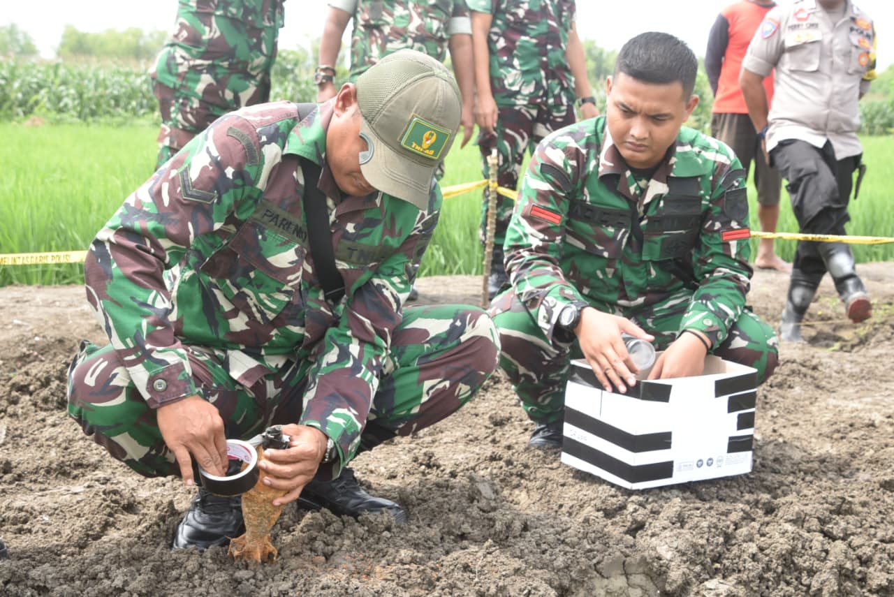 DIEVAKUASI: Tim Kodam IV/Diponegoro saat mengevakuasi amunisi mortir 81 tampela.