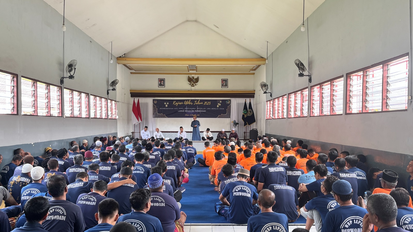 DOA BERSAMA &ndash; Seluruh warga binaa Lapas II B Purwodadi mengikuti kajian Akhir Tahun 2025, Selasa (31/12)
