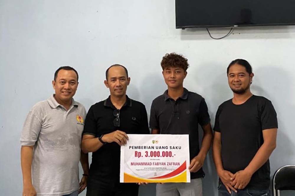 Pemberian uang saku pada Muhammad Fabyan Zafran Athaillah, kiper muda asal Jepara yang lolos program beasiswa latihan klub Spanyol, Levante UD. (Foto : jepara.go.id)