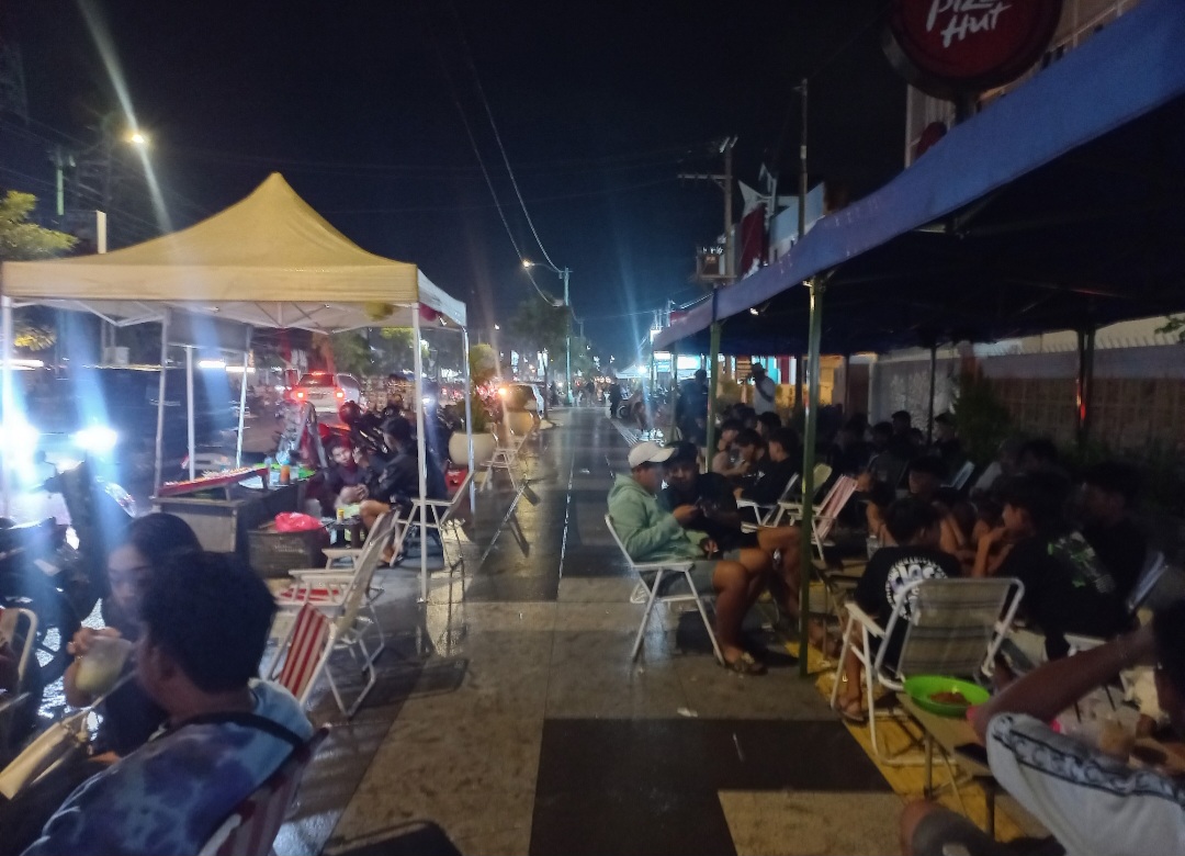 MENEPI: Masyarakat menikmati kopo di tepi jalan.