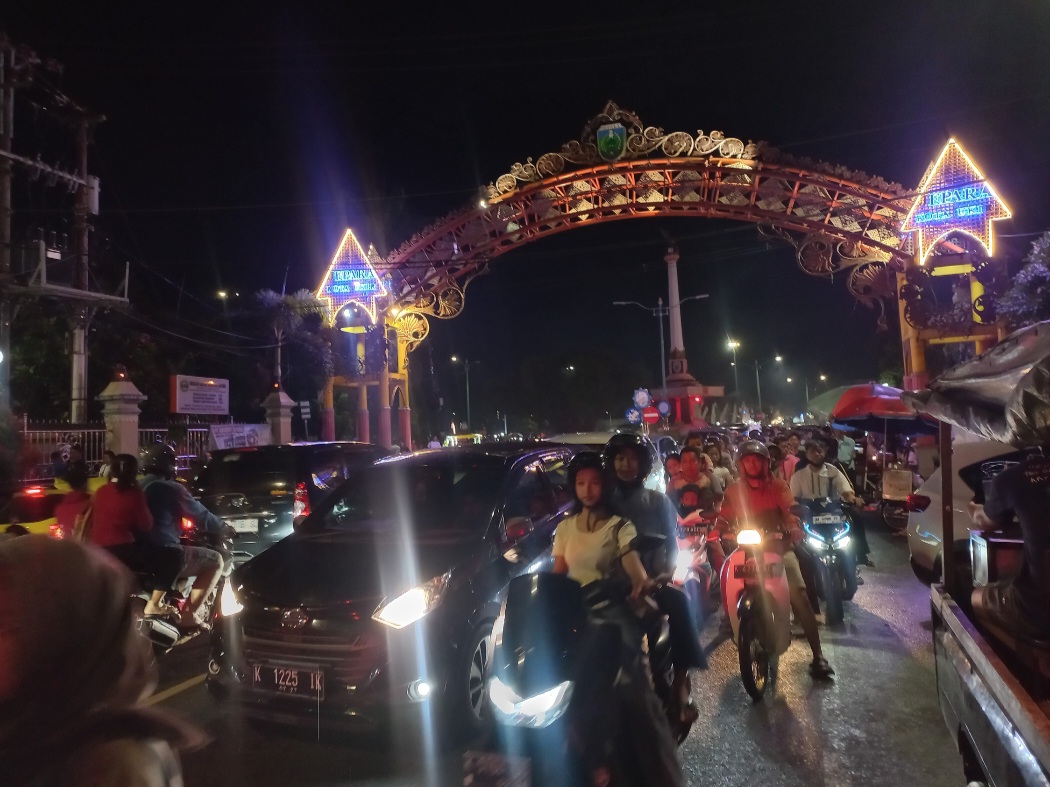 PADAT: Masyarakat Jepara tengah menikmati momen pergantian tahun baru 2025-2026 pada Rabu (31/12) hingga Kamis (1/1). Pukul 00.00.