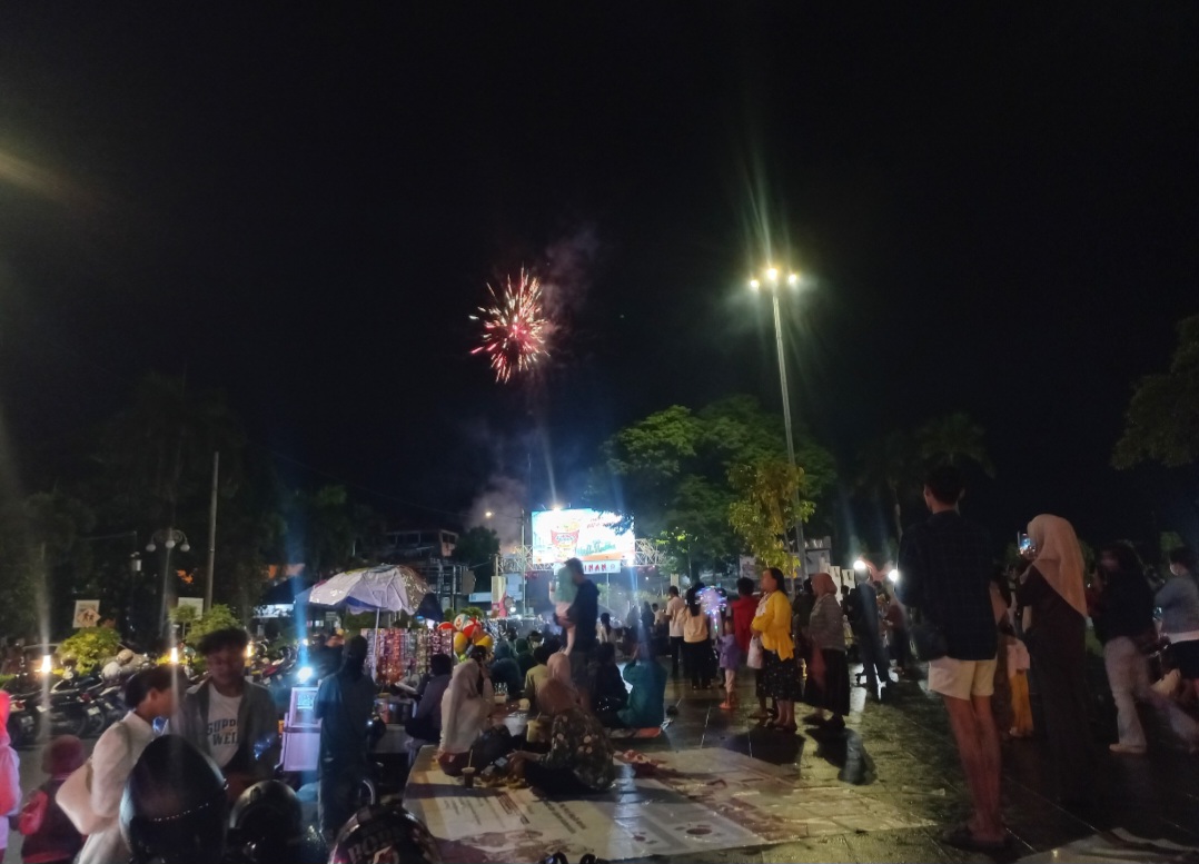 NEKAT: Beberapa warga membunyikan kembang api.