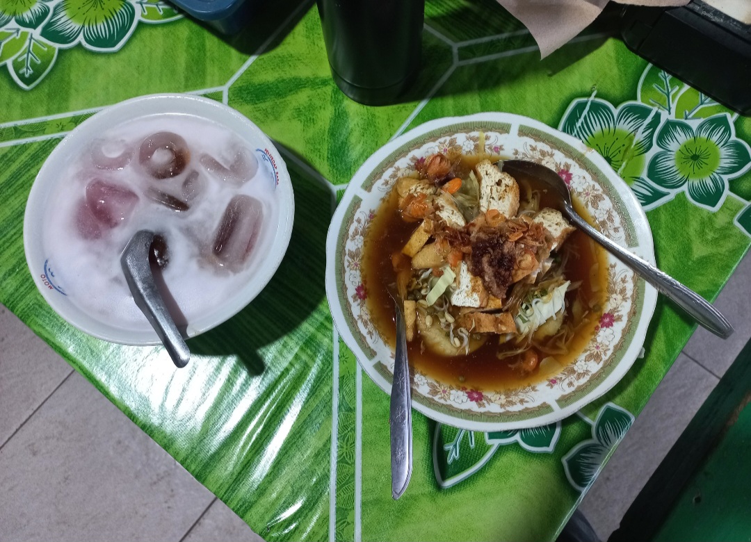 MENGGODA: Lontong gebyur siap disantap.