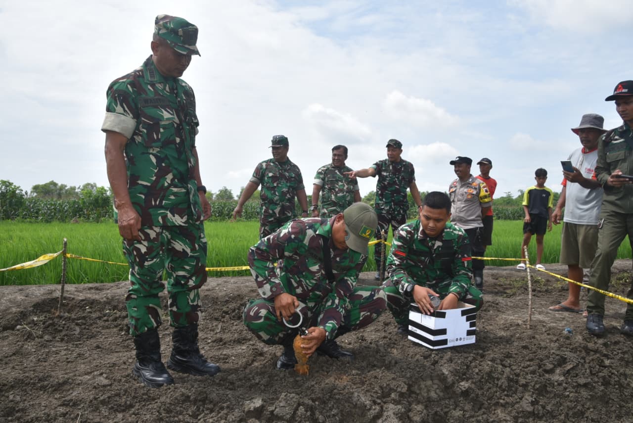 DIEVAKUASI: Tim Kodam IV/Diponegoro saat mengevakuasi mortir aktif di Gempolpayung, Kecamatan Purwodadi.