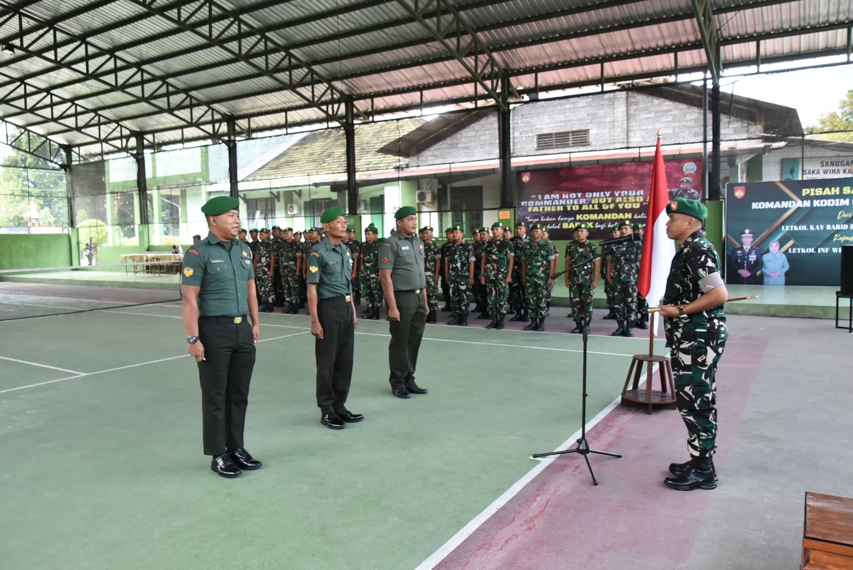 DILEPAS: Dandim 0717/Grobogan Letkol Inf Wefri Sandiyanto saat melakukan pelepasan ketiga prajuritnya.