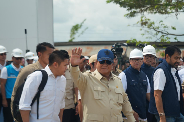 Presiden RI, Prabowo Subianto (depan) saat meninjau progres pembangunan Rumah Hunian Danantara (Huntara) di Aceh Tamiang pada Kamis, 1 Januari 2026.