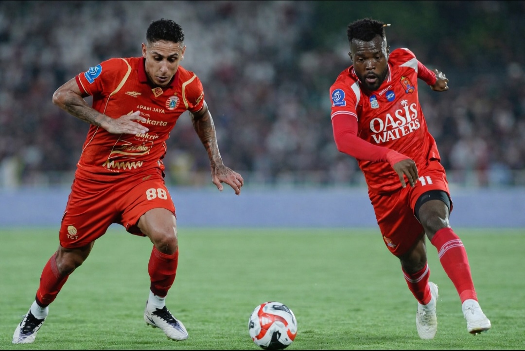 BERLANGSUNG SENGIT: Pemain Persija Jakarta Bruno Tubar&atilde;o (kiri) dan Pemain Persijap Jepara Sudi Abdallah diprediksi akan berduel sengit.