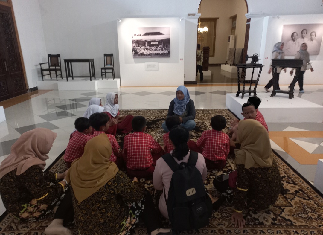 KHIDMAT: Kurator Museum Susindra tengah menceritakan gerakan pembebasan yang dilakukan oleh Kartini.