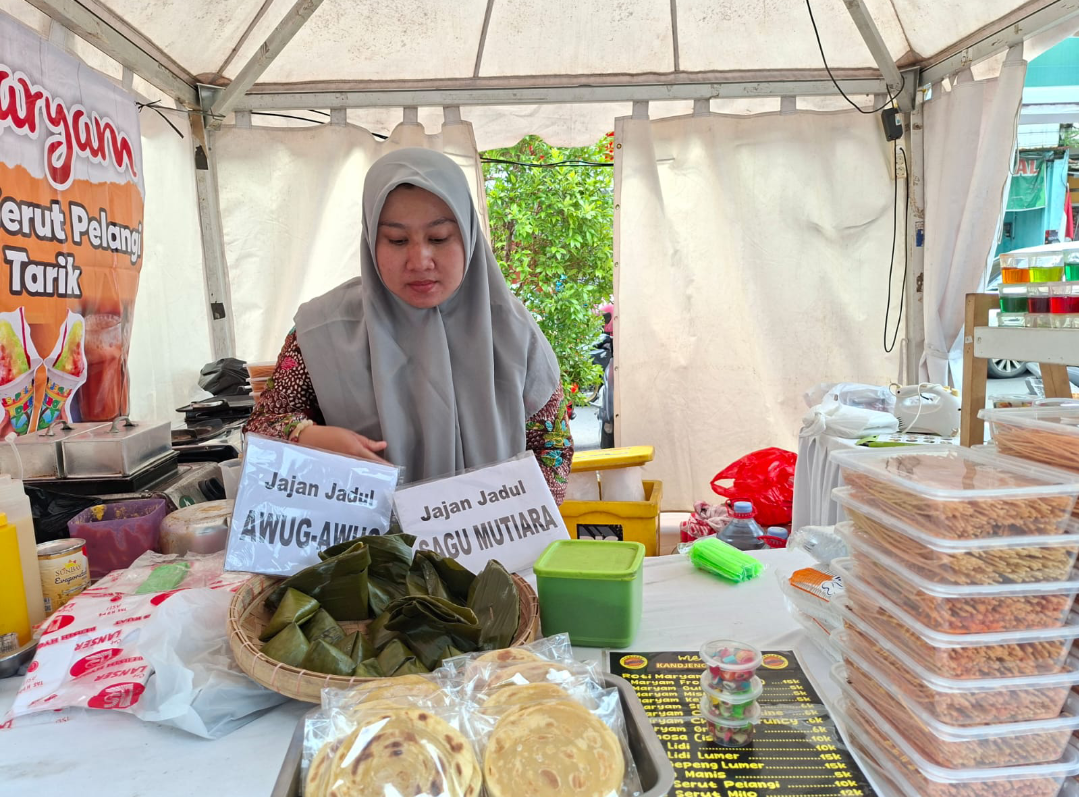 KENANGAN: Pedagang di Pasar Kuliner Jadul menjajakan olahan makanan jadul, Jumat (2/1). (ANDIKA TRISNA SAPUTRA/RADAR KUDUS)