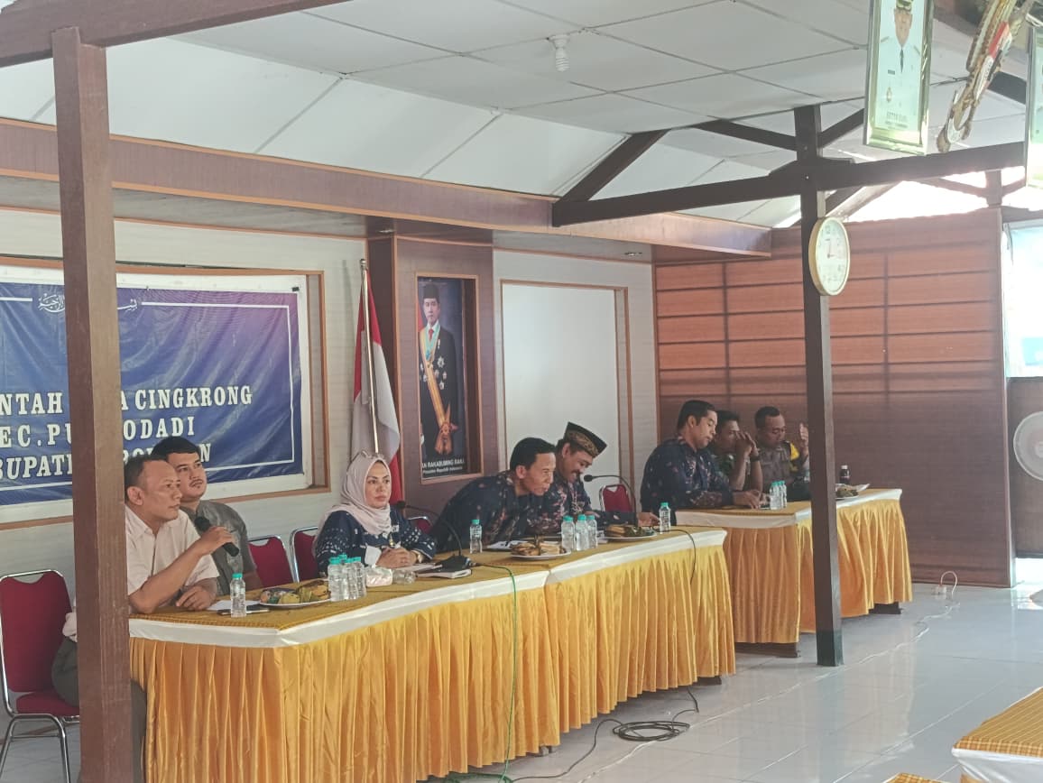 BERIKAN JAWABAN &ndash; Kades Cingkrong Jasmi memberikan pemahaman kepada warga saat protes rencana pembangunan Koperasi Desa Merah Putih.