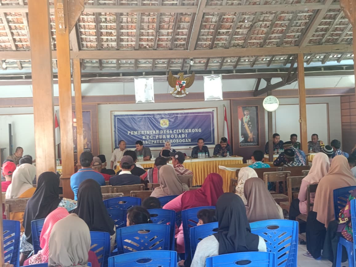 PROTES &ndash; Warga dan tokoh masyarakat Desa Cingkrong, Kecamatan Purwodadi melakukan protes pembangunan gedung Koperasi Merah Putih dengan memakai bangunan Madin Desa setempat.