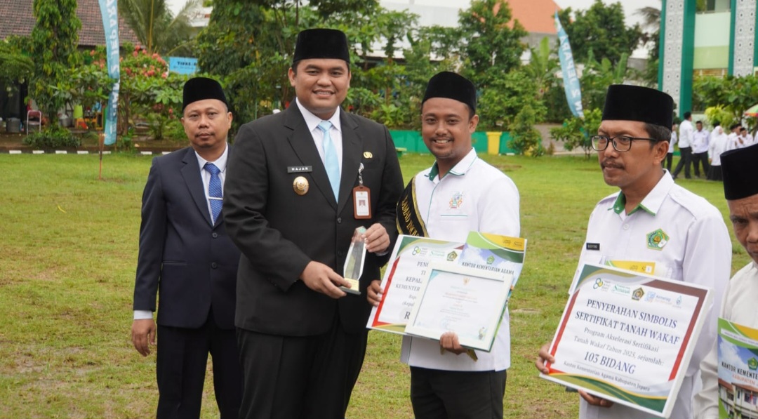 BERMANFAAT: Wabup Jepara M Ibnu Hajar didampingi Kakankemenag Jepara Akhsan Muhyiddin menyerahkan bantuan dalam momen HAB pada Sabtu (3/1), termasuk penyerahan piagam Satya Lencana Karya Satya.