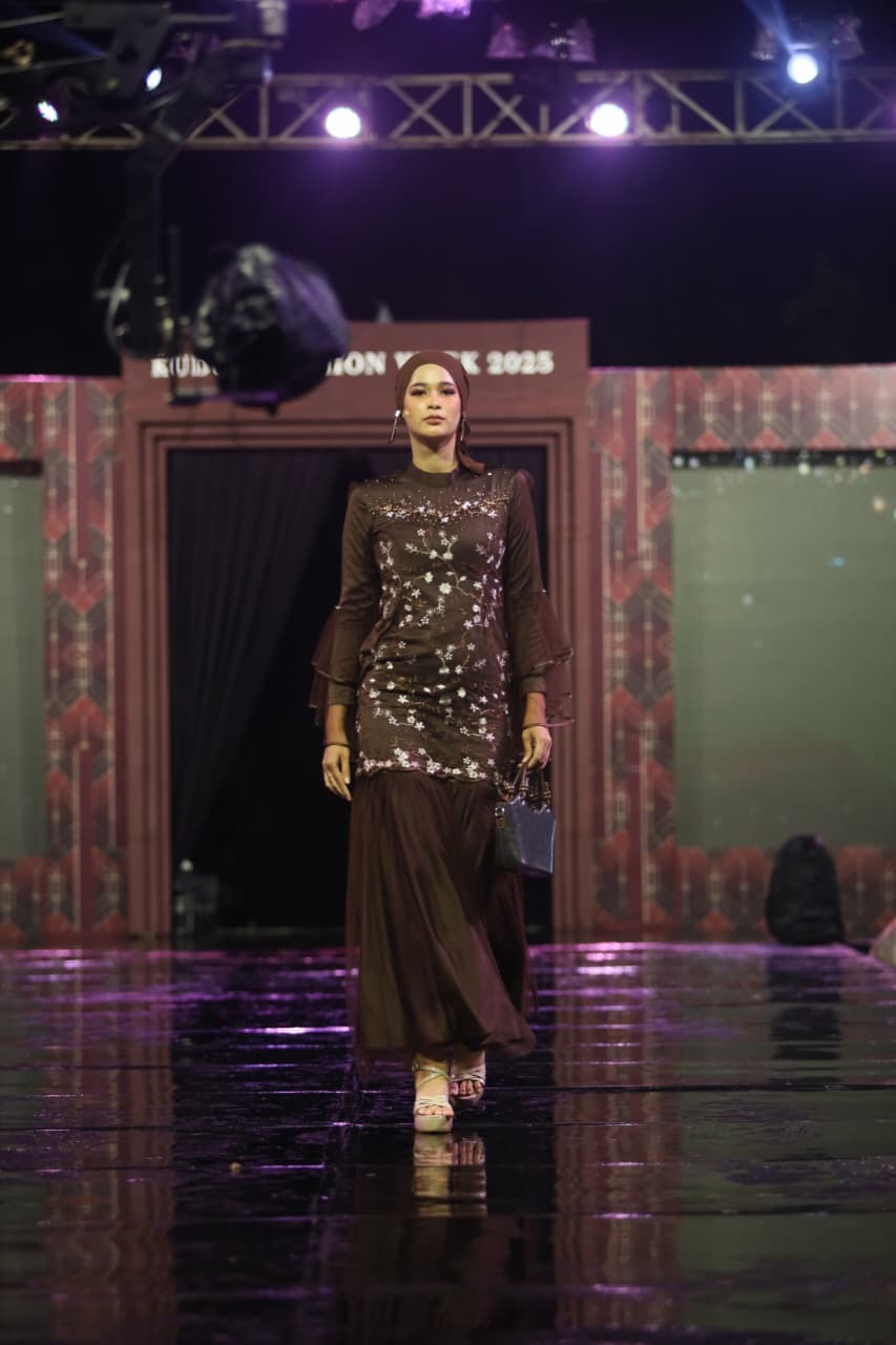 GLAMOUR: Busana muslim dengan warna bold masih mendominasi di 2026.