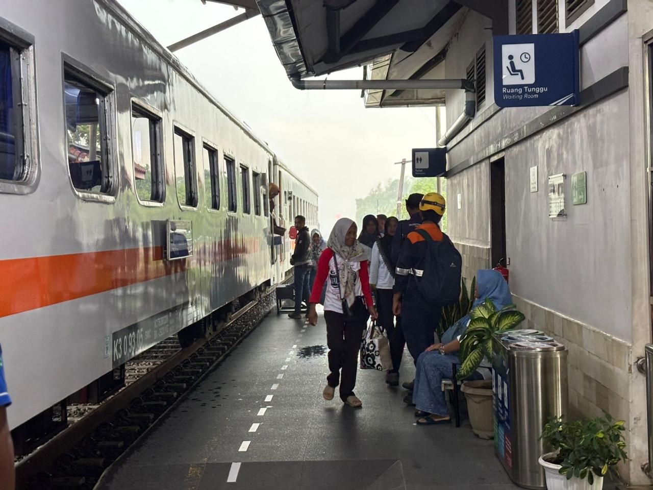 PADAT: Sejumlah penumpang saat menaiki kereta di wilayah Daop 4 Semarang.