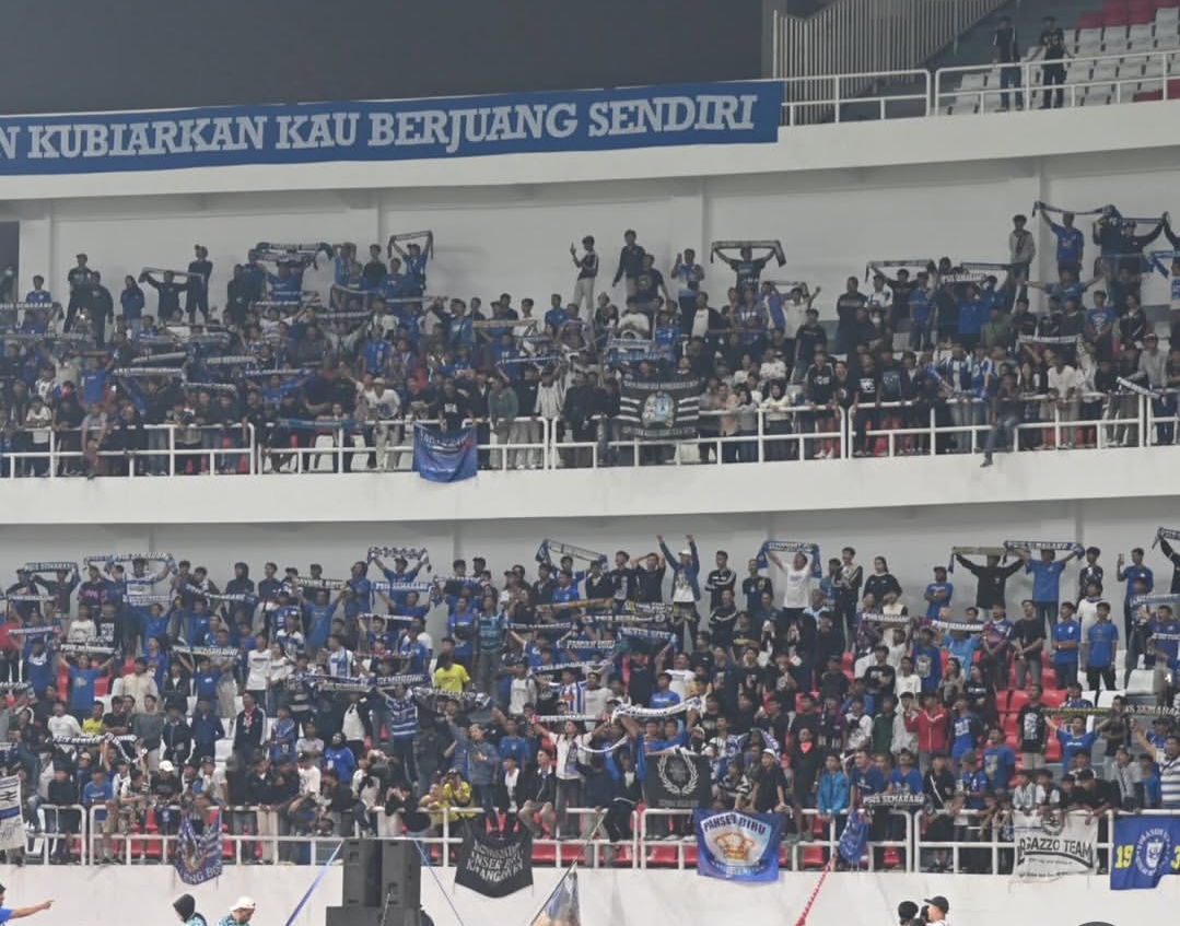 Ribuan supporter memadati Stadion Jatidiri Semarang Saat PSIS melawan Persipal