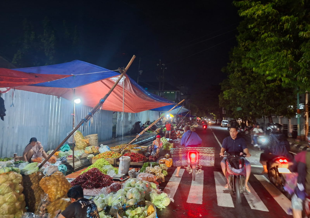 RUTINITAS: Aktivitas pedagang sayur di Pasar Bitingan malam hari selalu menjadi jujugan warga, belum lama ini. (ANDIKA TRISNA SAPUTRA/RADAR KUDUS)