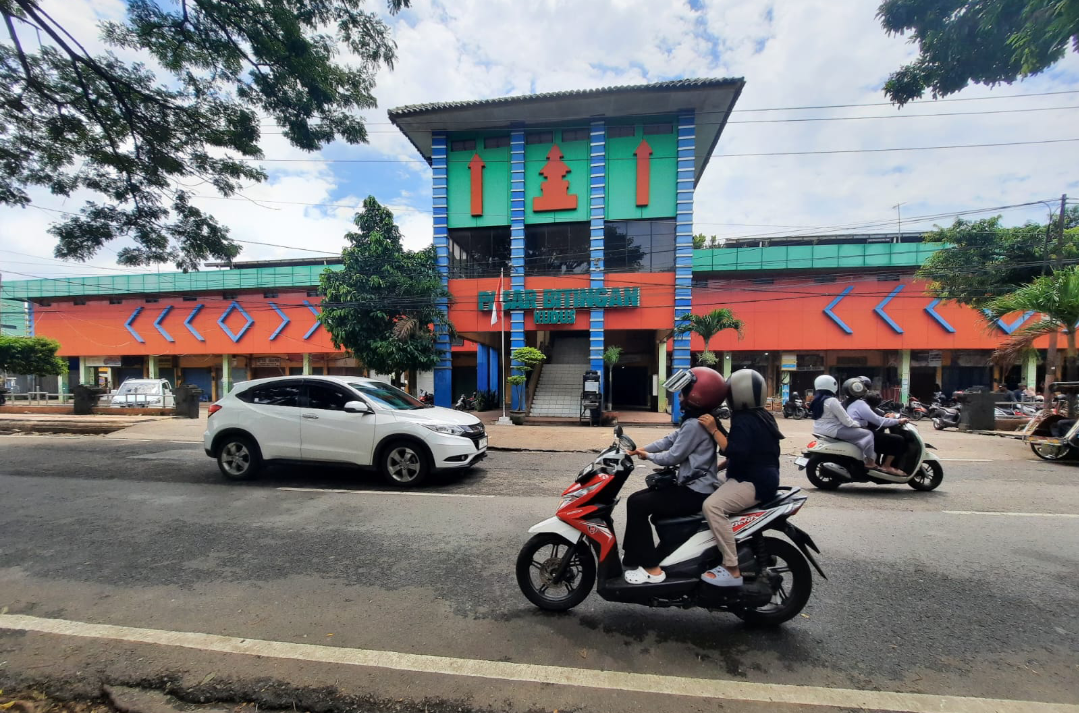 BERDIRI: Bangunan Pasar Bitingan Kudus yang rencananya akan dijadikan kawasan parkir, belum lama ini. (INDAH SUSANTI/RADAR KUDUS)