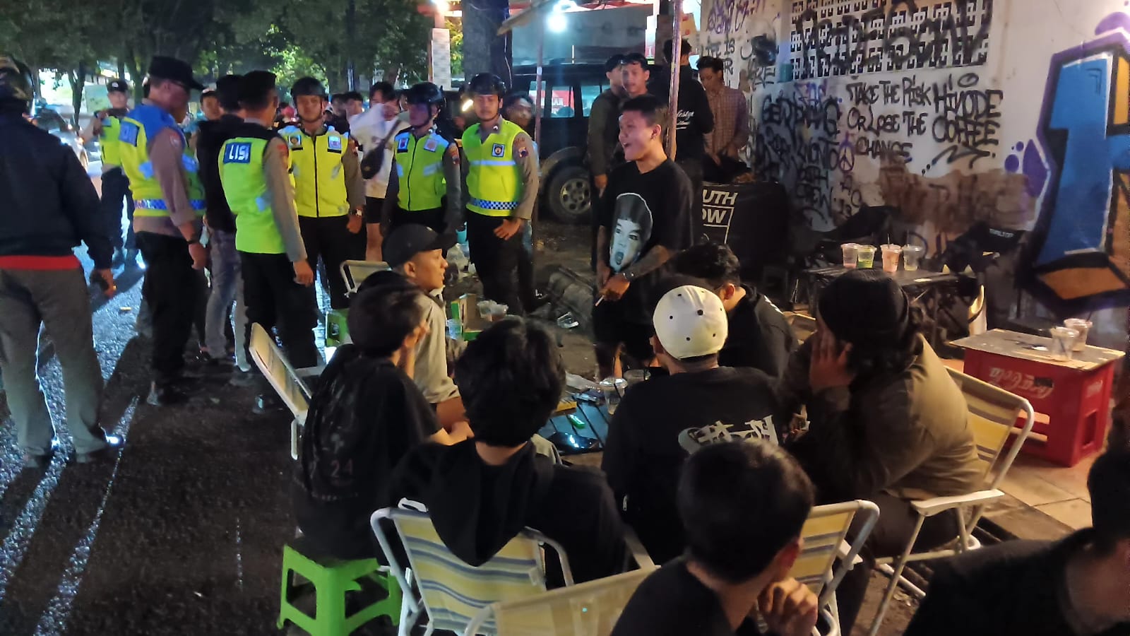 MERESAHKAN: Polisi membubarkan acara pesta yang berlangsung di street coffee di Jalan Tanjung.