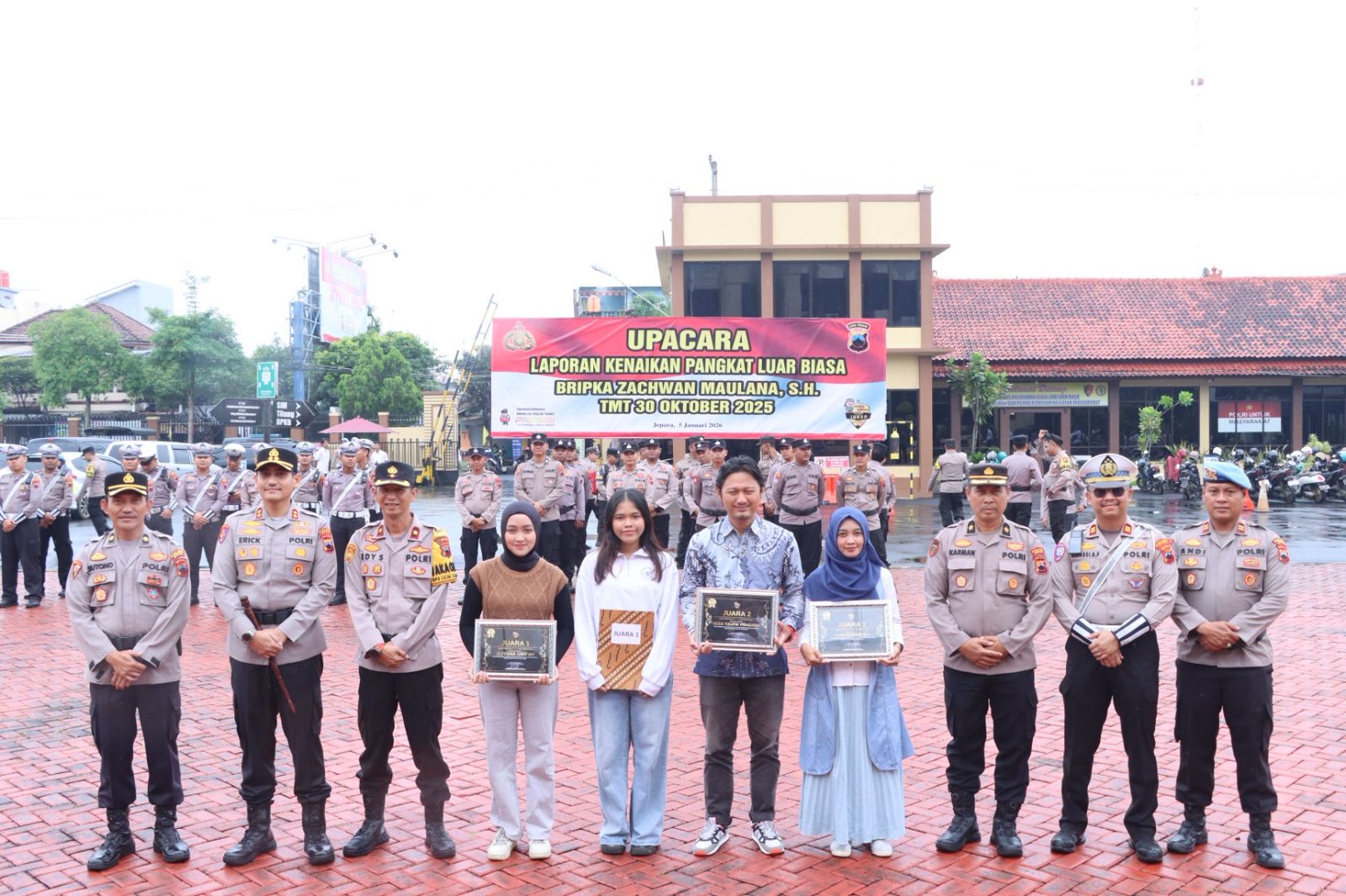 SEMANGAT: Kapolres Jepara memberikan penghargaan kepada personel polisi yang terluka dalam demo di DPRD belum lama ini.