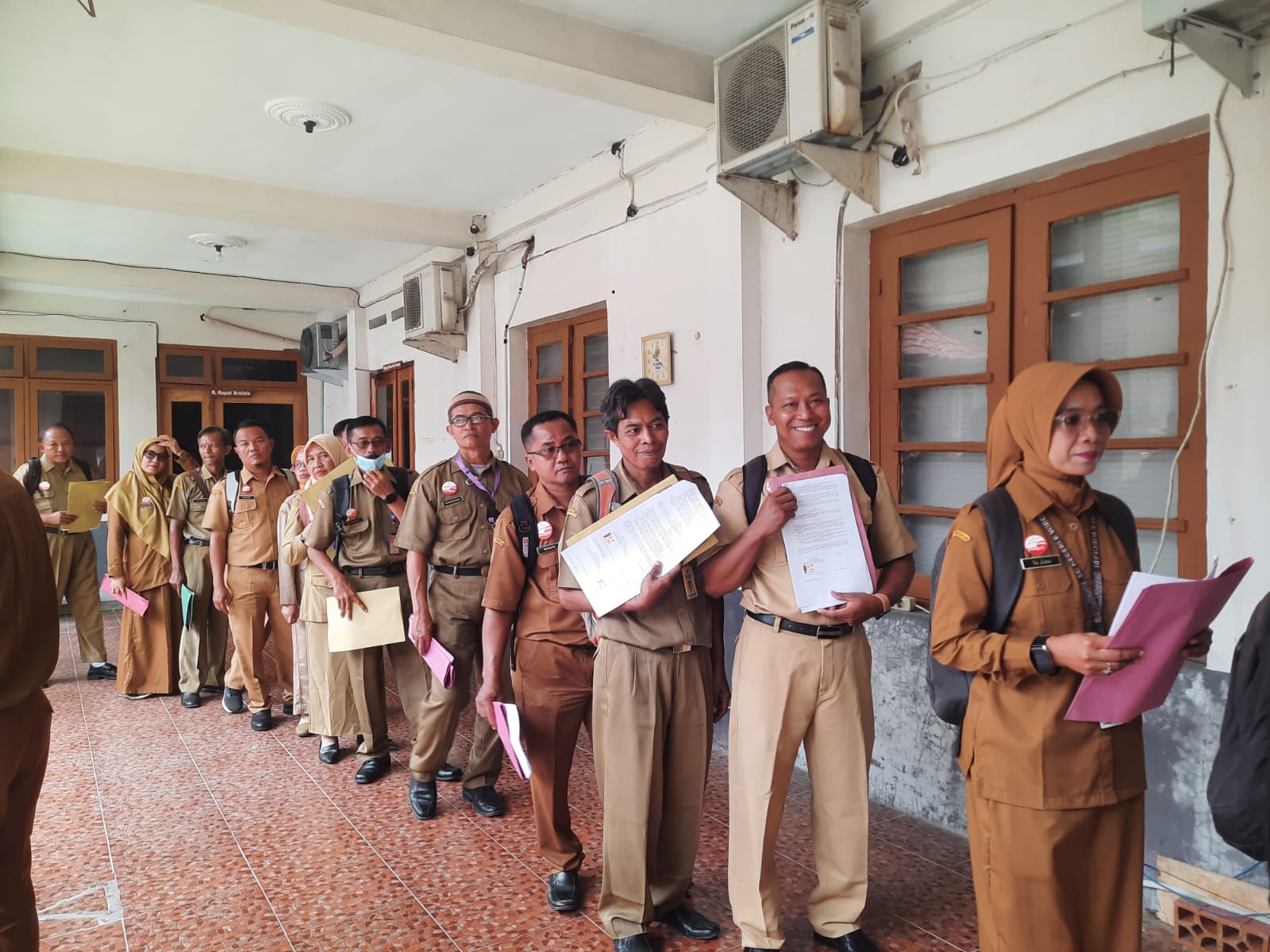 KONTRAK: PPPK formasi tahun 2020 saat melakukan perpanjangan kontrak di halaman BKPSDM Grobogan. 