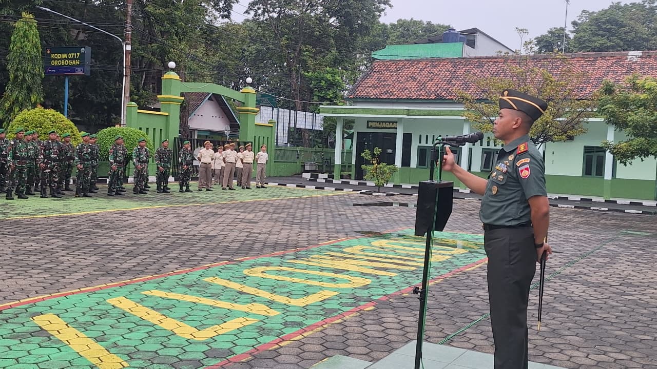 ARAHAN: Dandim 0717/Grobogan Letkol Inf Wefri  Sandiyanto saat memberikan arahan ke prajurit.