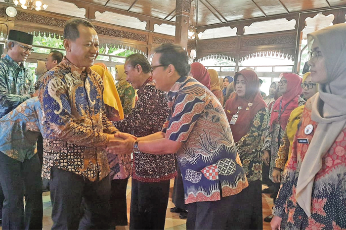 SELAMAT: Bupati Kudus Sam&rsquo;ani Intakoris memberikan selamat pada kepala sekolah usai dilantik dan menerika SK di Pendapa Kabupaten Kudus baru-baru ini.
