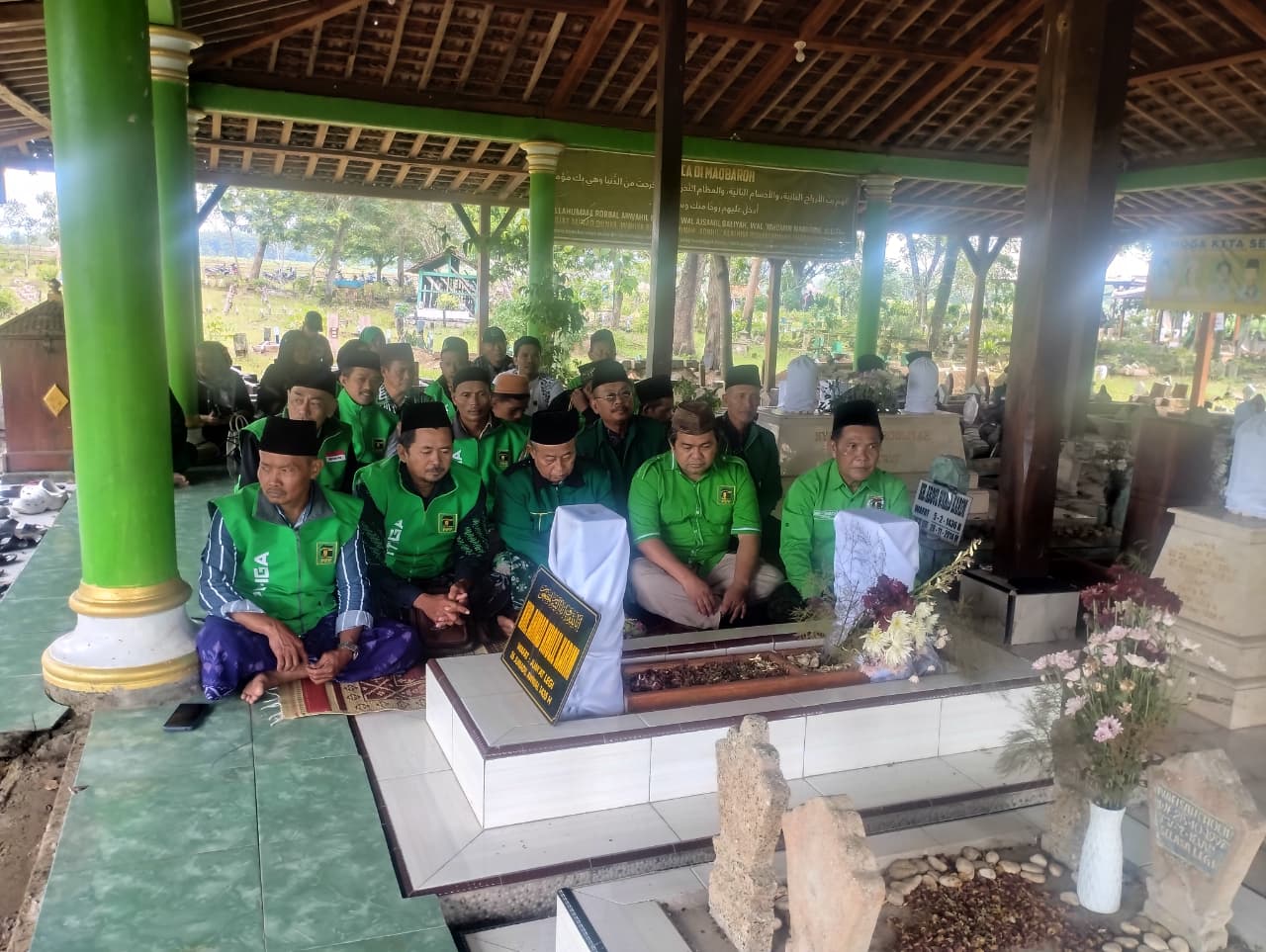 DOAKAN LELUHUR &ndash; Pengurus DPC PPP Grobogan lakukan ziarah kubur pejuang partai di Makam Bandungsari, Ngaringan di rangkaian Harlah PPP ke 53, Senin (5/1).