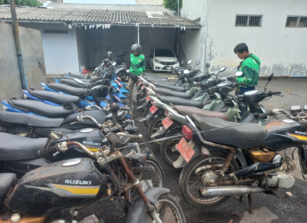 PAKET: Masyarakat tengah mengecek kendaraan di Kompleks Pemkab Jepara pada Senin (5/1).