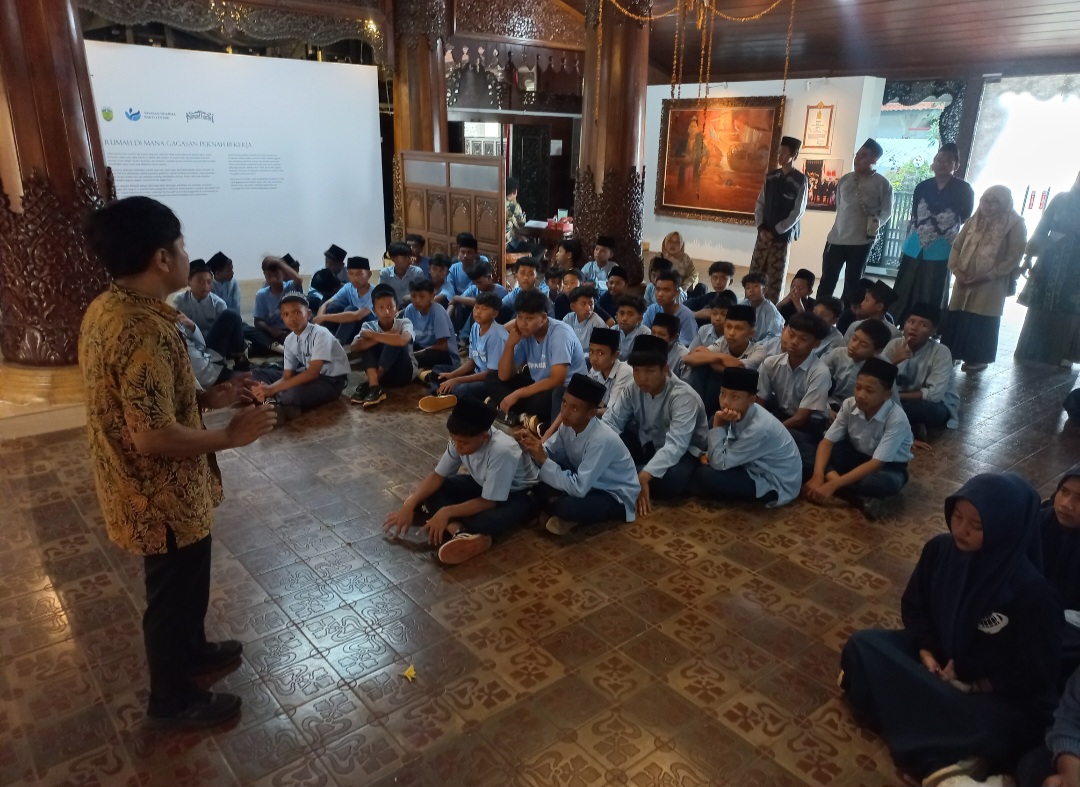 RAMAI: Para peserta didik tengah mengunjungi Museum Kartini.