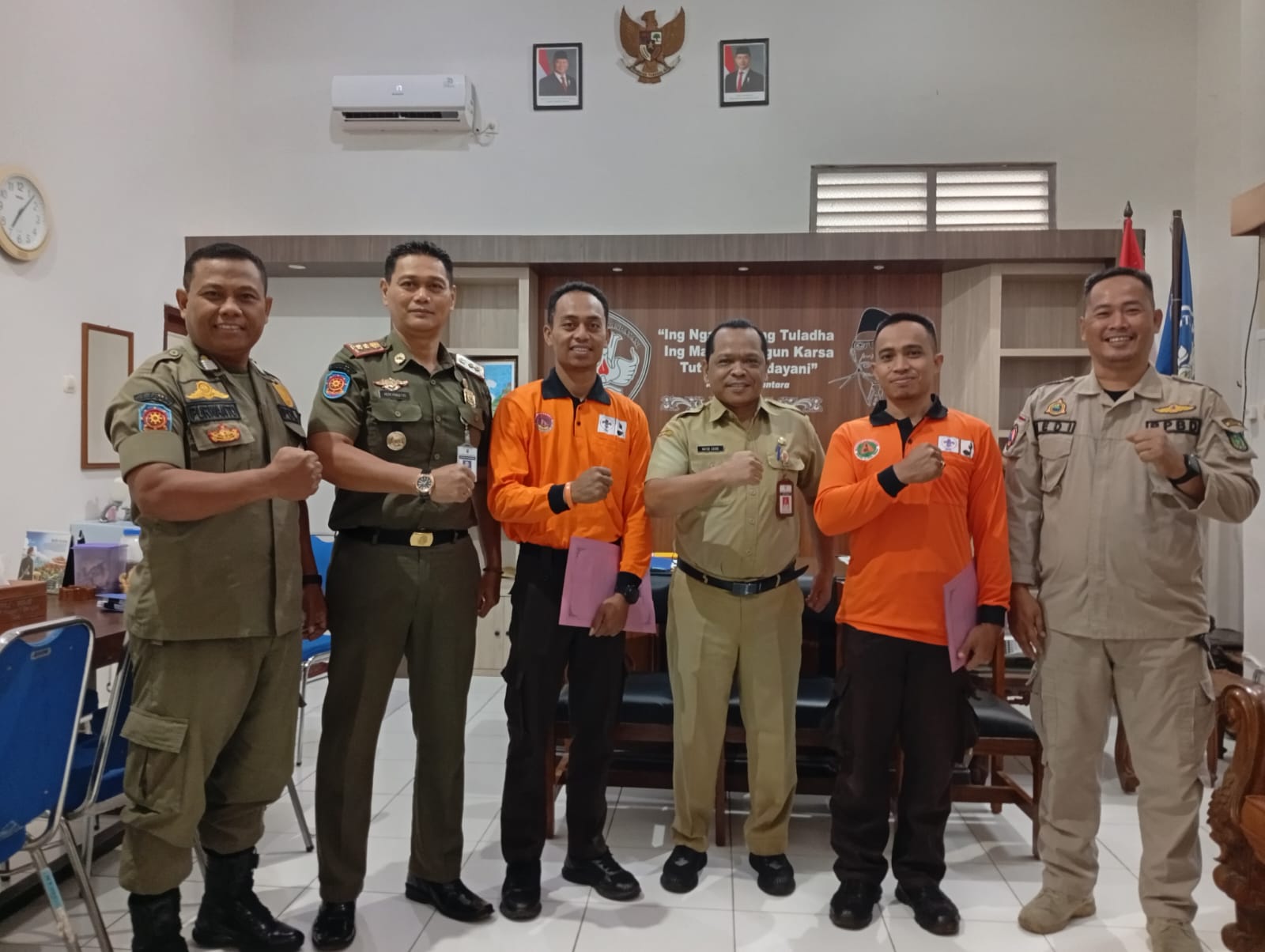 BERANGKAT: Ka Kwarcab Jepara yang juga Kepala Disdikpora Jepara Ratib Zaini (dua dari kanan) melepas dua relawan berangkat ke lokasi terdampak bencana di Aceh dan Sumatera.